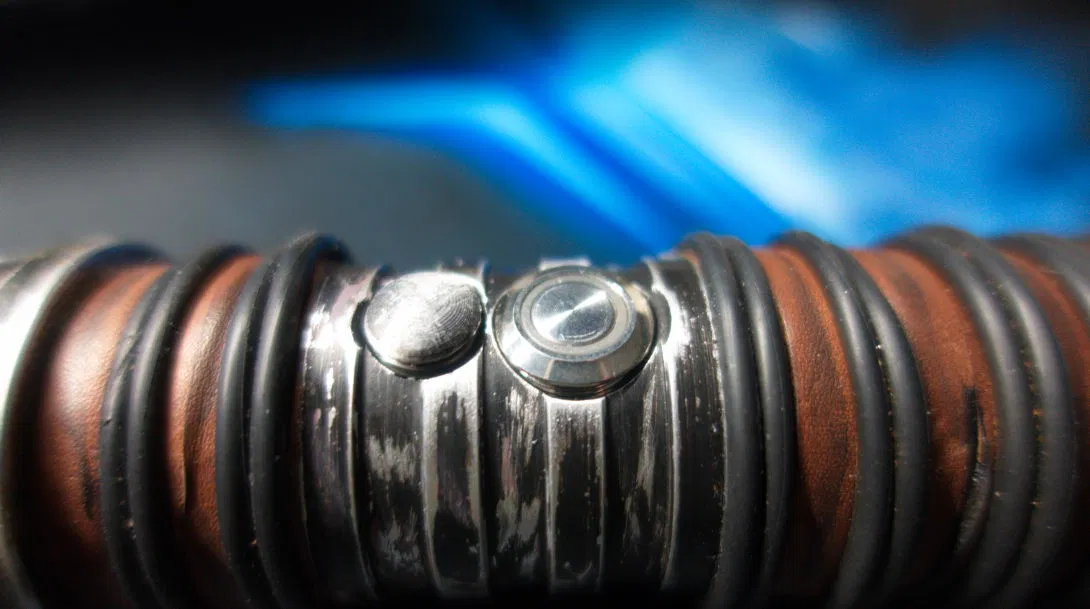 Nút Bịt Cổng Sạc Thanh Kiếm Ánh Sáng - Image 1