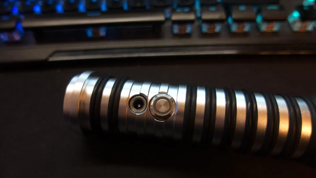 Nút Bịt Cổng Sạc Thanh Kiếm Ánh Sáng - Image 3