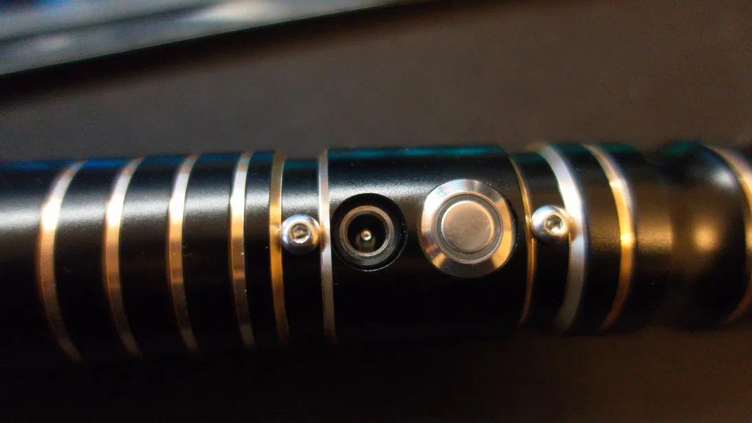 Nút Bịt Cổng Sạc Thanh Kiếm Ánh Sáng - Image 4