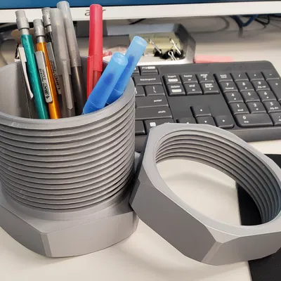 Ly cắm bút Bu Lông và Đai Ốc