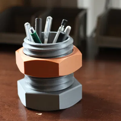 Organizer bút hình đai ốc và ốc vít khổng lồ