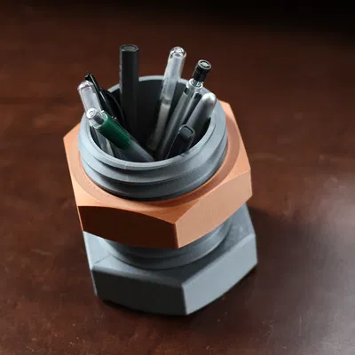 Organizer bút hình đai ốc và ốc vít khổng lồ