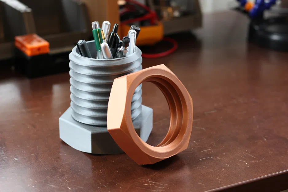 Organizer bút hình đai ốc và ốc vít khổng lồ - Image 3