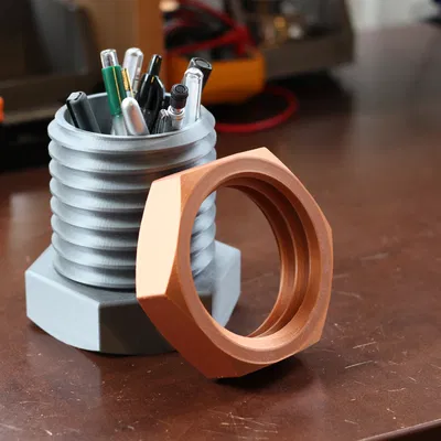 Organizer bút hình đai ốc và ốc vít khổng lồ