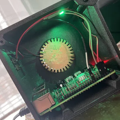 Hộp Raspberry Pi 4 có công tắc quạt và đèn LED