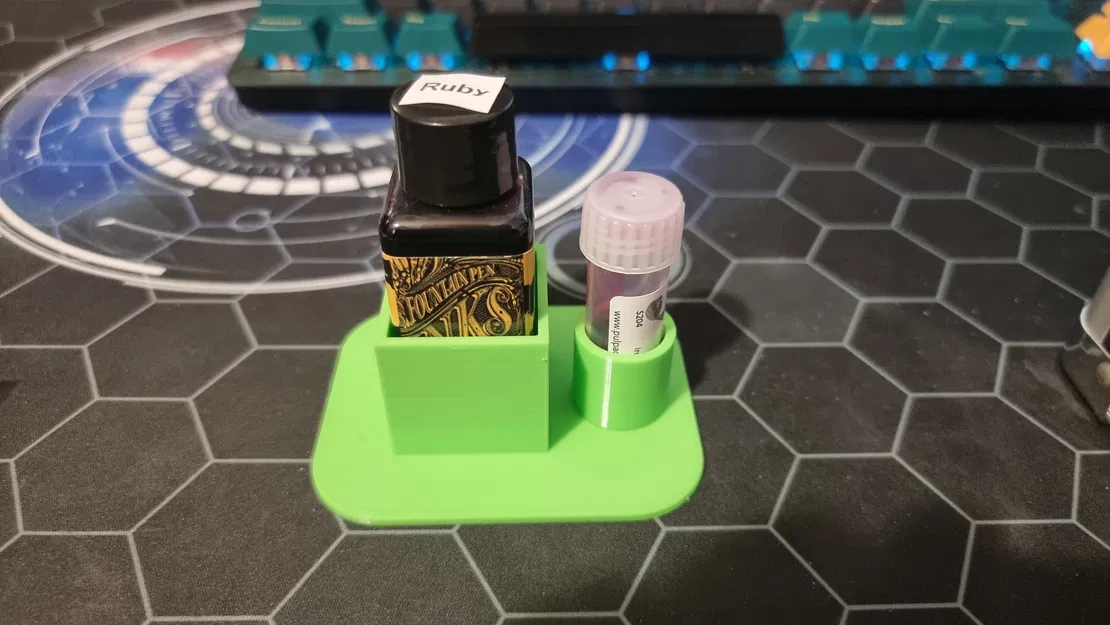 Chân Đế Đựng Chai Mực Diamine (Có Chỗ Cắm Ống Mực Thử) - Image 1