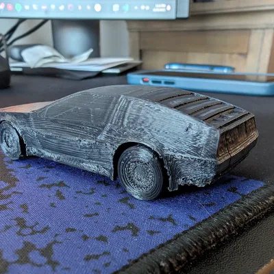 Mô hình Delorean DMC-12 in liền với bánh xe chạy được