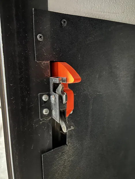 Hướng dẫn chốt cửa khoang dưới Newmar New Aire - Image 1