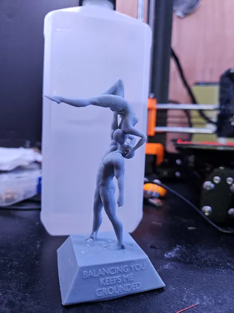 Tượng Cặp Đôi Khom Lưng Hôn Nhau - Image 1