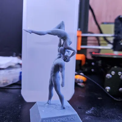 Tượng Cặp Đôi Khom Lưng Hôn Nhau