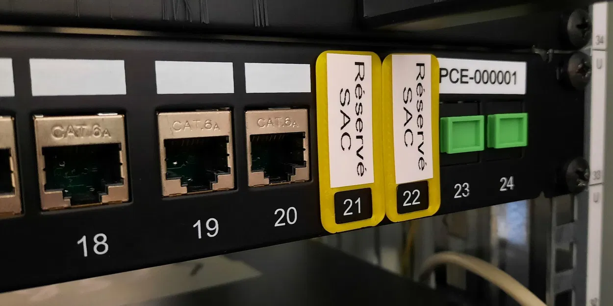 Chừa Chỗ Cổng RJ45 Trên Thanh Gắn - Image 1