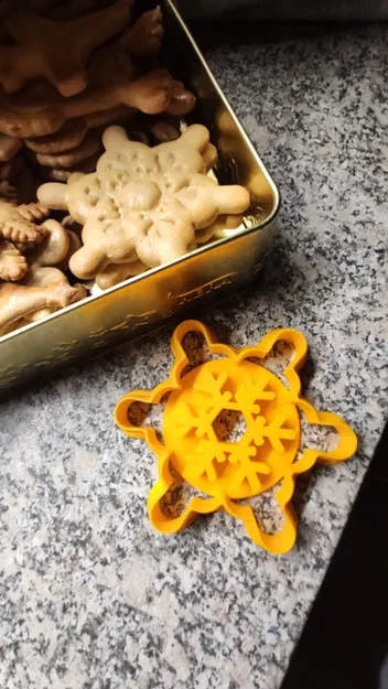 Khuôn cắt bánh gừng hình bông tuyết - Image 1