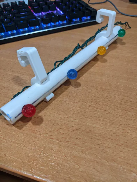 Kẹp Ống Nhựa PVC 1/2 inch Gắn Đèn Lên Mái Hiên - Image 1