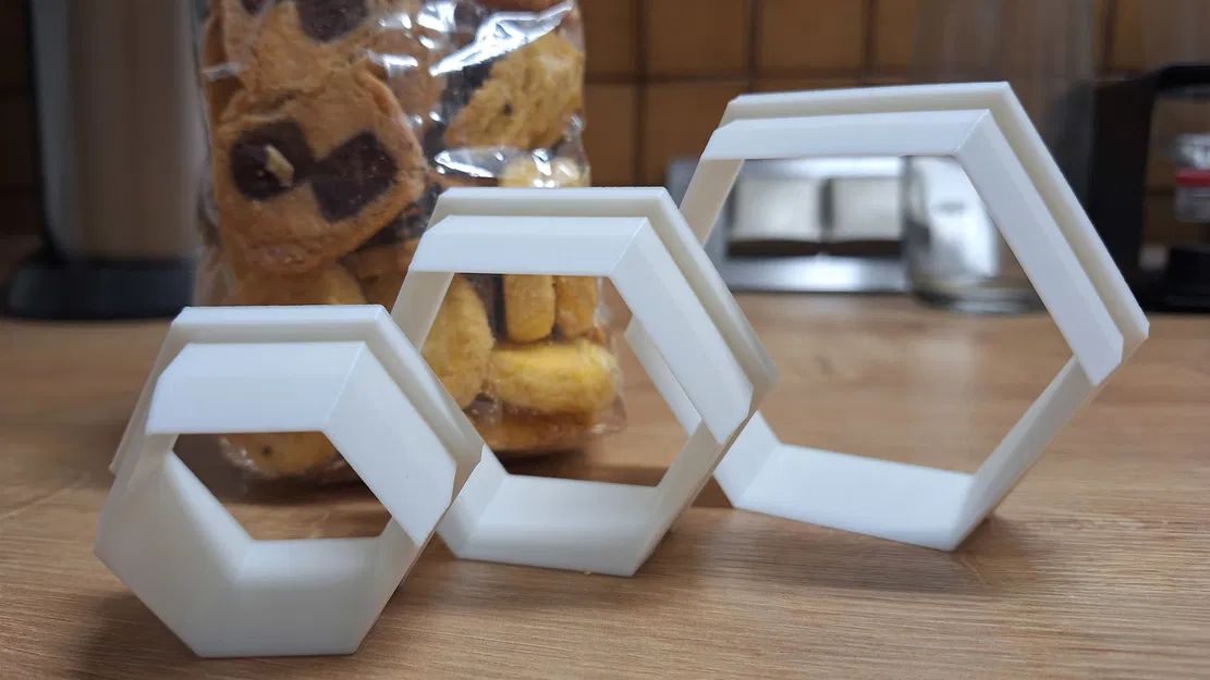 Khuôn Cắt Bánh Hình Lục Giác (Cắt Cái Là Dính) - Image 1