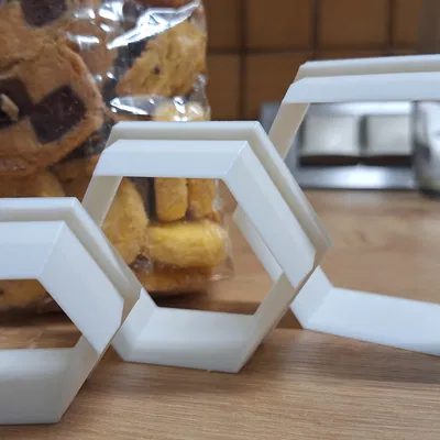 Khuôn Cắt Bánh Hình Lục Giác (Cắt Cái Là Dính)