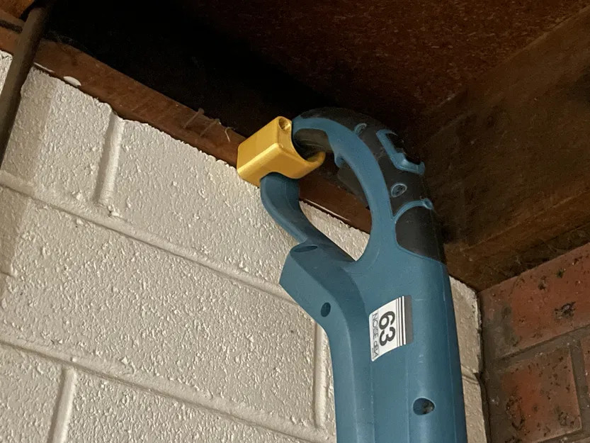 Móc treo máy tỉa cỏ sideways hook - Image 1