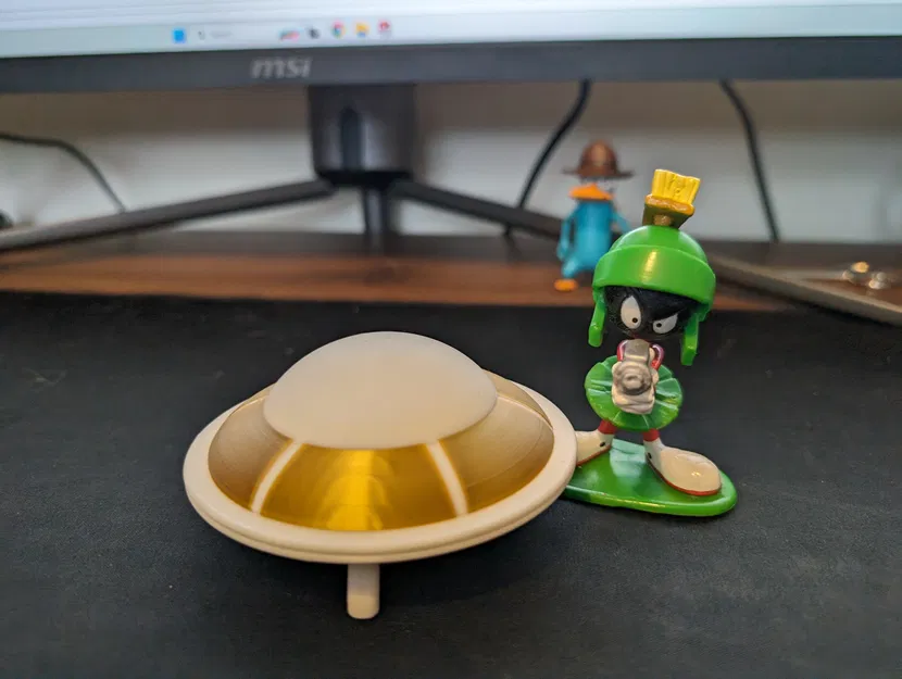 UFO Bóp Nặn ("Squishy UFO") - Image 1