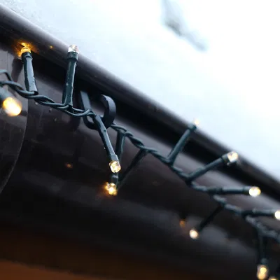 Móc nhựa treo dây đèn Giáng sinh cho máng xối