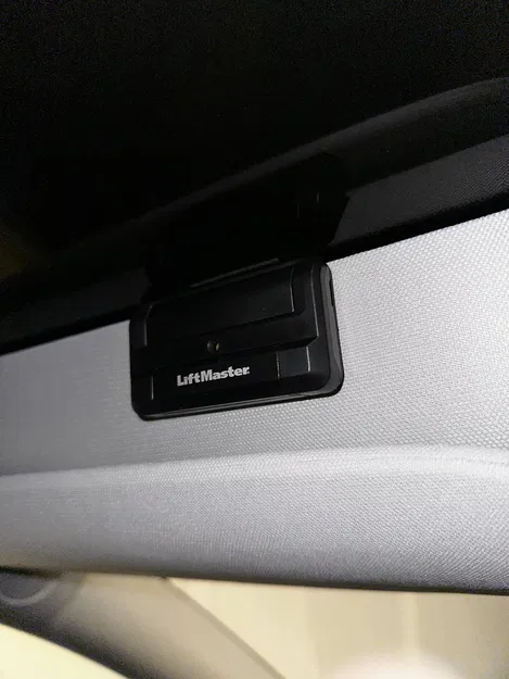 Pat Gắn Remote Cửa Cuốn Cho Tesla Model Y - Image 4