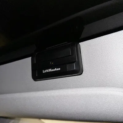 Pat Gắn Remote Cửa Cuốn Cho Tesla Model Y