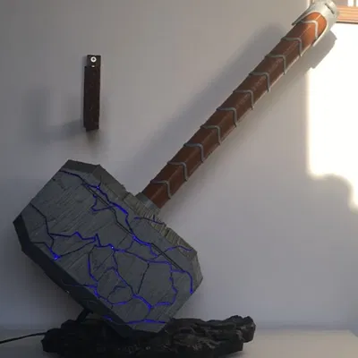 'Búa Mjolnir Nứt', Thor Love and Thunder