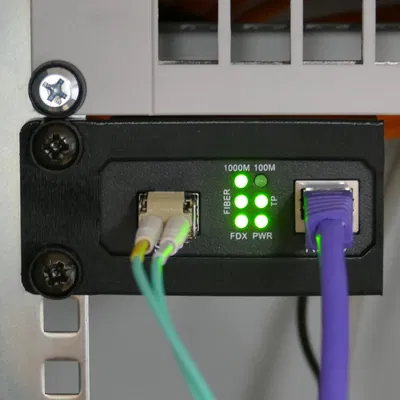 Giá đỡ cho Bộ chuyển đổi Media Ethernet/SFP trong Rack 19" hoặc 10"