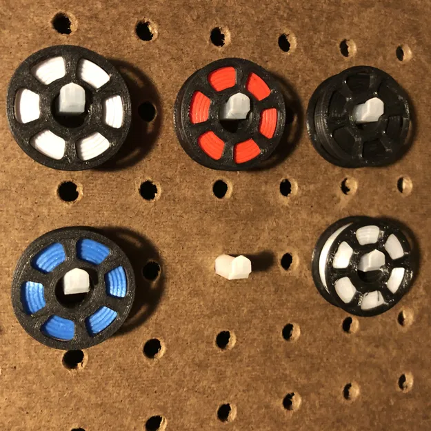 Giá đỡ cuộn chỉ mini làm móc khóa - Image 1