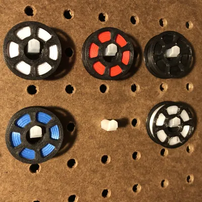 Giá đỡ cuộn chỉ mini làm móc khóa