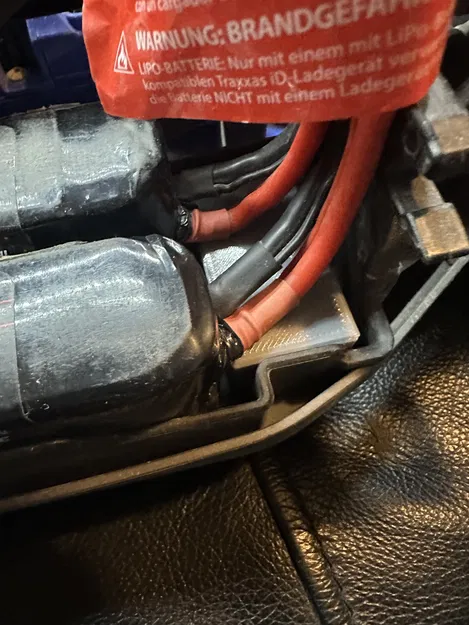 Phần đệm pin Traxxas Sledge - Image 2