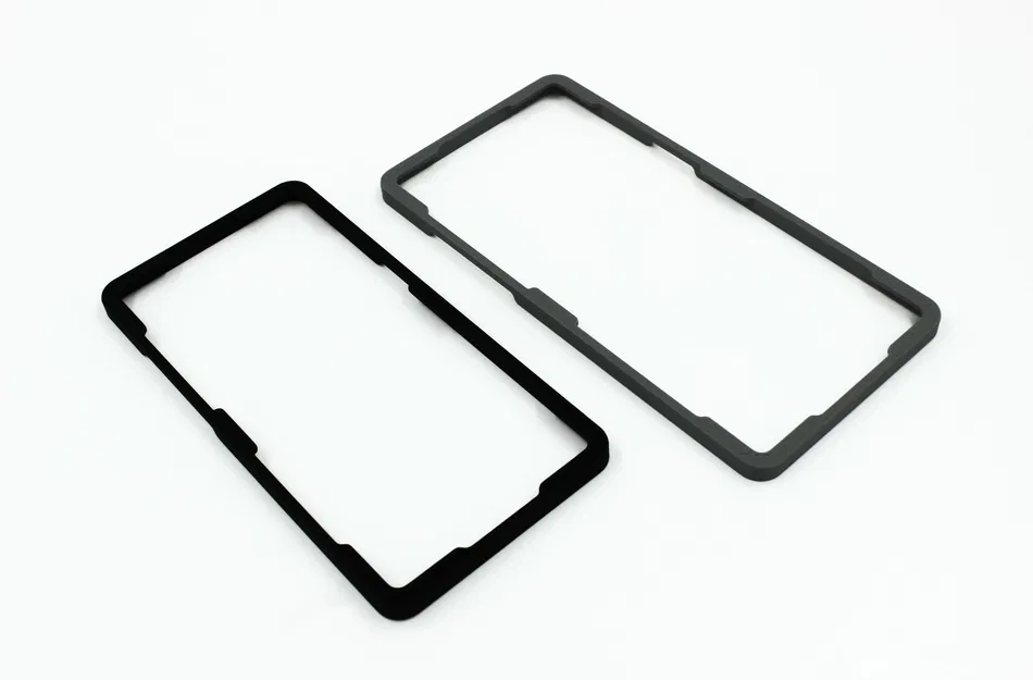 Dụng Cụ Hỗ Trợ Dán Kính Cường Lực Cho iPhone 15 Pro và Pro Max - Image 1