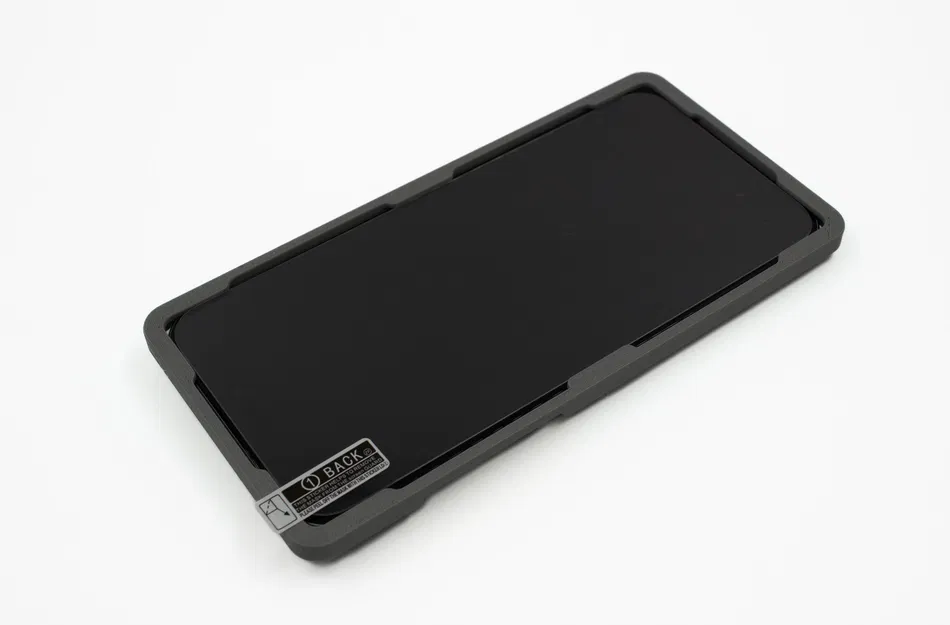 Dụng Cụ Hỗ Trợ Dán Kính Cường Lực Cho iPhone 15 Pro và Pro Max - Image 2