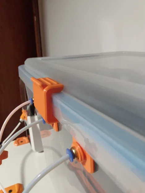 Kẹp Hộp Khô Sterilite Có Ron - Image 1