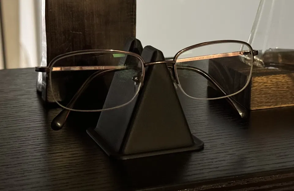 Chân Đỡ Kính Mắt Hình Kim Tự Tháp - Image 1