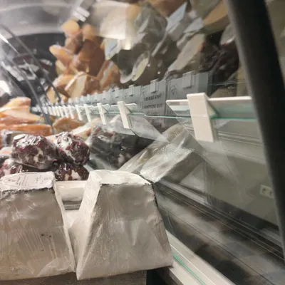 Kẹp thẻ tên treo cửa sổ tiệm phô mai