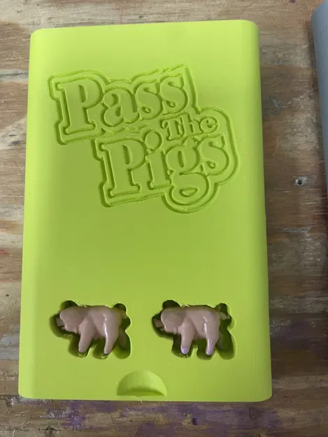 Hộp Đựng Game Pass the Pigs - Image 2