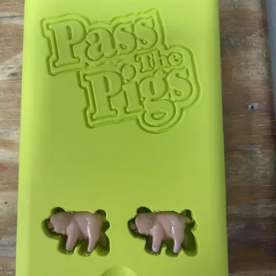 Hộp Đựng Game Pass the Pigs