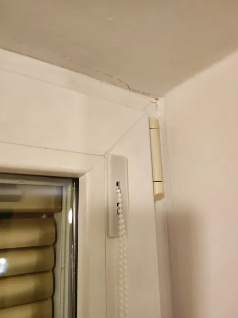 Nắp che cửa sổ Internorm có dây xích - Image 1