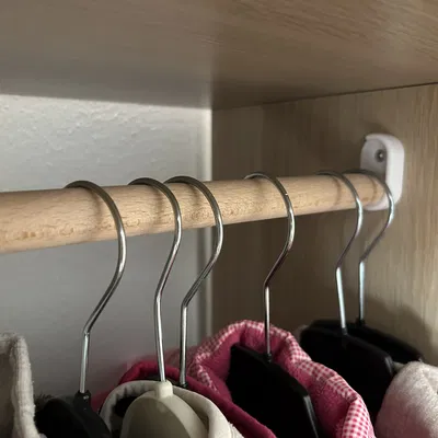 Giá đỡ thanh treo quần áo Ikea Kallax