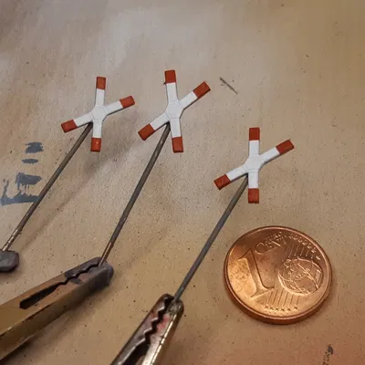 Biển Báo Giao Thông TT (Có Thể Scale) Gác Chắn Đường Sắt (Andreaskreuz) Phiên Bản DDR