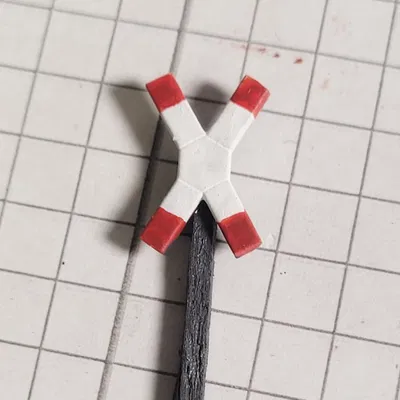 Biển Báo Giao Thông TT (Có Thể Scale) Gác Chắn Đường Sắt (Andreaskreuz) Phiên Bản DDR