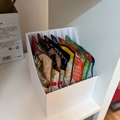 Hộp đựng túi thực phẩm (Retort, MRE, thức ăn cho mèo, v.v.). Thiết kế cong giúp túi trượt vào dễ dàng