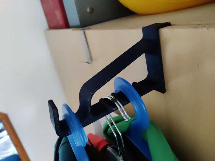 Tái tạo móc treo quần áo cũ để phơi đồ trên cửa tủ - Image 1