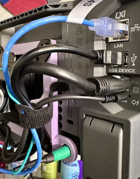 Giá đỡ VESA cho Rigol DHO800/900 kiêm kẹp cáp - Image 1