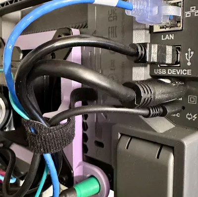 Giá đỡ VESA cho Rigol DHO800/900 kiêm kẹp cáp