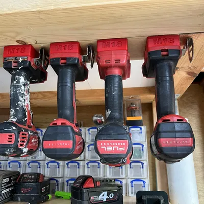 Giá đỡ dụng cụ Milwaukee M18 cho xưởng