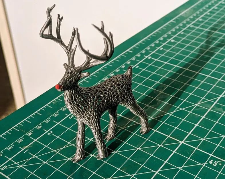 Móc khóa tuần lộc Rudolph mũi đỏ kiểu Voronoi có móng - Image 1