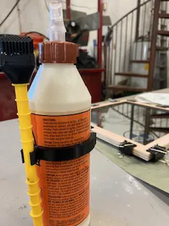 Chai Keo Dán Gỗ Có Kẹp Giữ Cọ - Image 1