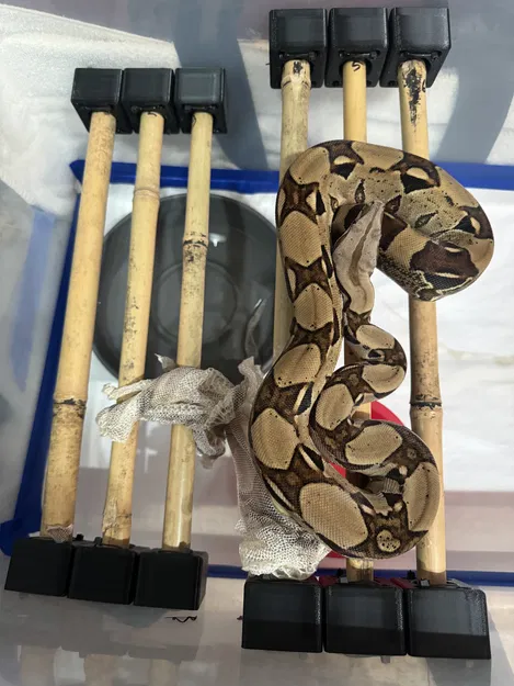 Chân Gắn Hông Thùng Tui Tre Dày Hơn 1/2" Cho Chuồng Trăn - Image 1