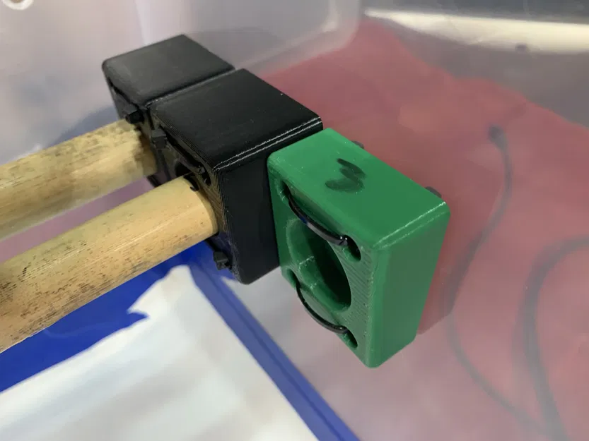 Chân Gắn Hông Thùng Tui Tre Dày Hơn 1/2" Cho Chuồng Trăn - Image 2