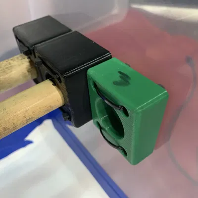 Chân Gắn Hông Thùng Tui Tre Dày Hơn 1/2" Cho Chuồng Trăn